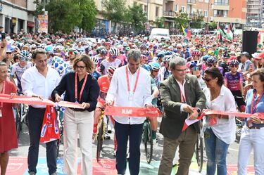 La diputada general de Bizkaia, Elixabete Etxanobe (2i) y el alcalde de Bilbao, Juan María Aburto (2i), cortan la cinta de salida de la 11ª etapa de la Vuelta Ciclista a España.