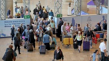 Passengers arrive at the COVID-19 testing site of Israel&#039;s Ben Gurion airport in Lod on May 19, 2022. - Starting May 21, both Israeli and foreign travellers will no longer need to be tested for COVID-19 to enter the country, neither before boarding a