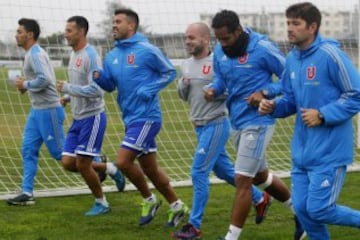 Los jugadores de Universidad de Chile Gonzalo Jara, Gustavo Lorenzetti, Jean Beausejour, Gonzalo Espinoza y Lorenzo Reyes son fotografiados  durante  el entrenamiento  en las canchas del CDA en Santiago, Chile.