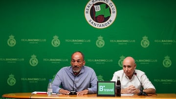 Sebasti¨¢n Ceria, m¨¢ximo accionista del Racing, y Manolo Higuera, presidente, en El Sardinero.