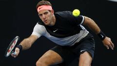 Juan Martin del Potro devuelve una bola ante Karen Khachanov en el Open de Australia.