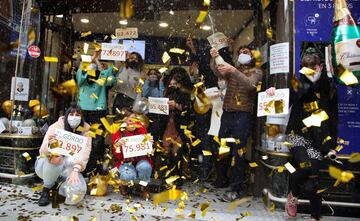 Loteros de la administración de "Doña Manolita" de Madrid festejan haber vendido décimos del premio Gordo.