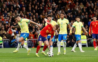 2-0. Dani Olmo, se zafa de Lucas Beraldo, se lleva el rebote en la pugna con Bruno Guimarães y finaliza con un potente zurdazo, colocando el balón al palo largo de Bento. Imposible llegar para el portero brasileño.