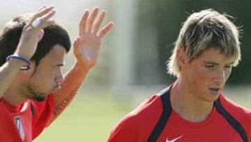 <B>KEZMAN.</B> Fernando Torres está encantado con su nueva pareja en el ataque del Atlético.