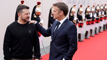 France's President Emmanuel Macron (R) greets Ukraine?s President Volodymyr Zelensky upon hs arrival to attend the International commemorative ceremony at Omaha Beach marking the 80th anniversary of the World War II "D-Day" Allied landings in Normandy, in Saint-Laurent-sur-Mer, in northwestern France, on June 6, 2024. LUDOVIC MARIN/Pool via REUTERS