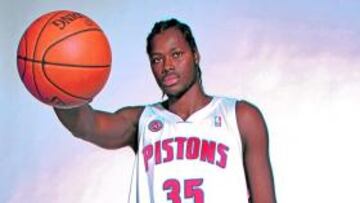 <b>GRAN PRESENCIA FÍSICA. </b>Samb, con la camiseta de los Pistons.