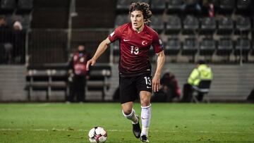 Söyüncü conduce el balón durante un partido de Turquía contra Finlandia.