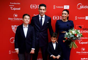 Jesús Navas posa con su mujer, Alejandra Moral y sus dos hijos. 
 