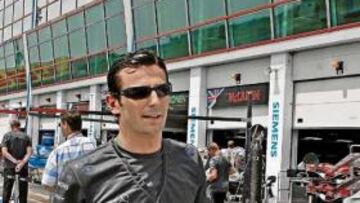 <b>SU SITIO SON LAS CARRERAS. </b>Pedro de la Rosa quiere dejar de ser un espectador de los grandes premios para volver a colocarse en una parrilla de salida.