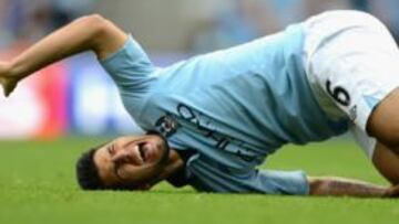 <b>LESIÓN. </b>Con ocho minutos jugados, Agüero cayó lesionado tras chocarse con Clyne. El jugador se retiró del campo en camilla, llorando.