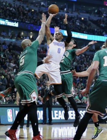 Russell Westbrook (0) es defendido por Carlos Boozer (5).