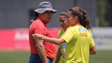 El director técnico Nelson Abadía durante un entrenamiento de la Selección Colombia Femenina.