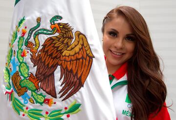 Paola Longoria posa con la bandera de México.