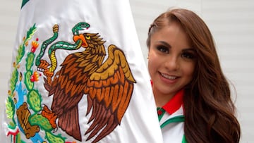 Paola Longoria posa con la bandera de México.