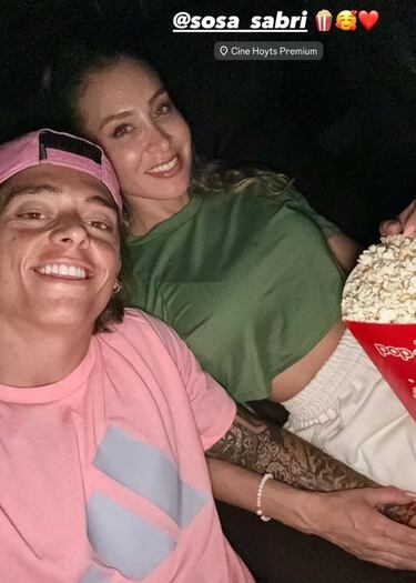 Famosa modelo argentina fue al cine con un ex seleccionado chileno y compartió una tierna foto