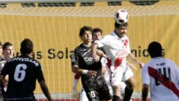 <b>ARIETE Y DEFENSA. </b>Aganzo despeja el balón de su área, tras un córner botado por el Recreativo.