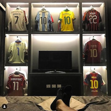 En junio de 2017, el extremo italiano compartió a través de redes sociales un vistazo a su colección de camisetas. Entre estas se encontraban las de Cristiano Ronaldo, Lionel Messi, Zlatan Ibrahimovic y Kaká.