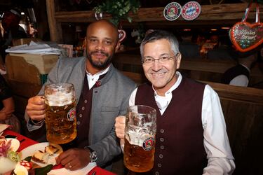 El presidente del Bayern de Múnich, Herbert Hainer, con el entrenador del equipo, Vincent Kompany, durante la fiesta del Oktoberfest celebrada en Múnich.