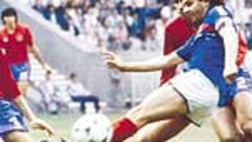 <b>PLATINI SUPERESTRELLA.</b> Con la total confianza de Hidalgo, Platini fue el héroe de la Eurocopa.