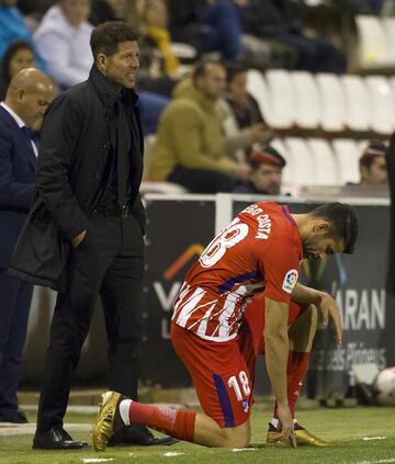 Diego Costa toca el terreno de juego antes de salir al campo.