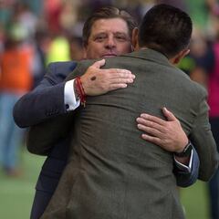 Miguel Herrera y un punto que significa unión con sus jugadores