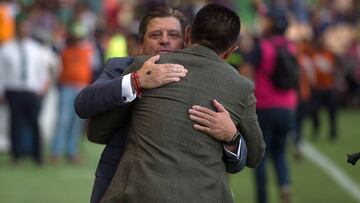 Miguel Herrera y un punto que significa unión con sus jugadores