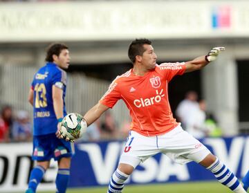 El arquero sólo jugó un Superclásico, en la caída de la U 3-2 ante Colo Colo en el Monumental. Aquel 10 de noviembre de 2013 sufrió un gol agónico de Felipe Flores.