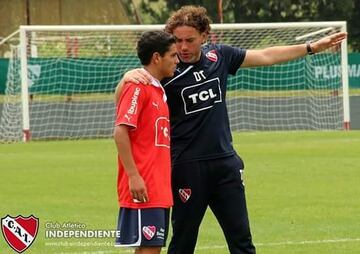 Exequiel Márquez recibiendo instrucciones de Gabriel Milito en su etapa en Independiente.