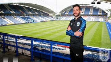 Carlos Corberán, posando en el John Smith's Stadium del Huddersfield Town