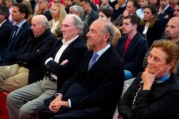 Churruca, sentado entre Novoa y los familiares del presidente Viejo Feliú y del arquitecto Díaz-Negrete.