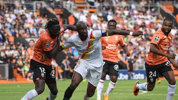 Lens' Franco-Ivorian midfielder Seko Fofana (M) fights for the ball with Lorient's Ivorian defender Bamo Meite (L) and Lens' French defender Jonathan Gradit during the French L1 football match between FC Lorient and RC Lens at Stade du Moustoir in Lorient, western France on May 21, 2023. (Photo by JEAN-FRANCOIS MONIER / AFP)