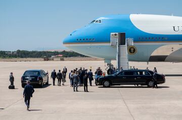 El presidente de los Estados Unidos ha aterrizado en la base aérea de Torrejón de Ardoz para acudir a la cumbre de la OTAN. Biden ha llegado a España en su avión Air Force One, blindado incluso ante una explosión nuclear y capaz de repostar desde el aire. El presidente estadounidense ha sido recibido por el rey Felipe VI al bajar del avión.