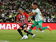 AME9658. MEDELLÍN (COLOMBIA), 12/08/2025.- William Tesillo (d) de Nacional disputa un balón con Luciano da Rocha Neves de Sao Paulo este martes, en un partido de los octavos de final de la Copa Libertadores entre Atlético Nacional y Sao Paulo en el estadio Atanasio Girardot en Medellín (Colombia). EFE/Mauricio Dueñas Castañeda