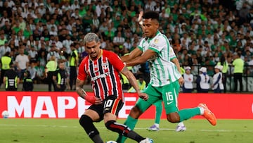 AME9658. MEDELLÍN (COLOMBIA), 12/08/2025.- William Tesillo (d) de Nacional disputa un balón con Luciano da Rocha Neves de Sao Paulo este martes, en un partido de los octavos de final de la Copa Libertadores entre Atlético Nacional y Sao Paulo en el estadio Atanasio Girardot en Medellín (Colombia). EFE/Mauricio Dueñas Castañeda