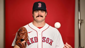 En las fotos de principio del Spring Training se observa las letras D Y S se enciman sobre la línea del centro de la franela.