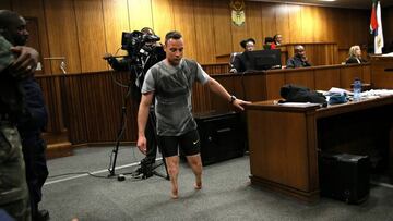 Pistorius anda sobre sus muñones ante la jueza