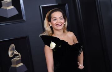 La cantante, actriz y modelo británica Rita Ora posa a su llegada al Madison Square Garden de Nueva York, para participar de la 60 edición de los Premios Grammy.