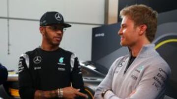 Hamilton y Rosberg durante la presentación del equipo Mercedes en Stuttgart.