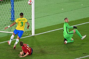 Diego Carlos saca un balón a Dani Olmo.