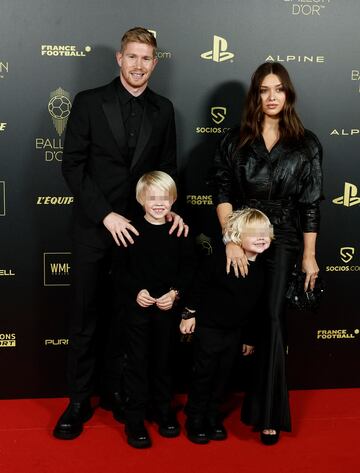 Kevin de Bruyne de Manchester City con su esposa Michele Lacroix y sus hijos Mason Milian y Roma posando en la alfombra roja de la ceremonia de entrega del Balón de Oro, este lunes en París.