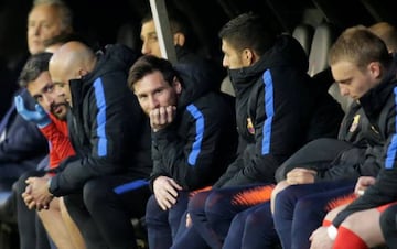 Soccer Football - La Liga Santander - Celta Vigo vs FC Barcelona - Balaidos, Vigo, Spain - April 17, 2018 Barcelona's Lionel Messi and Luis Suarez look on from the bench