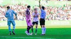 El árbitro amonesta a Reina tras tocar el balón fuera del área con las manos. Debió ser roja.