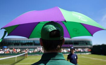 Un recogepelotas con la gorra oficial de Wimbledon.