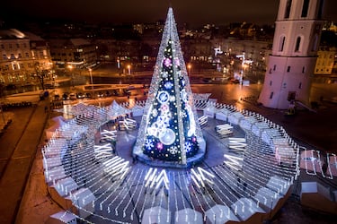 Es uno de los árboles más bonitos de Europa, y del mundo entero. Es el que adorna el centro de la Ciudad Vieja de Vilna. Su estructura metálica con más de veinte metros de altura está hecha con miles de ramas y más de cinco kilómetros de luces. Este árbol de Navidad adorna la plaza principal de la capital lituana, donde los visitantes pueden disfrutar de la maravillosa experiencia de caminar bajo las miles de luces que lo conforman.