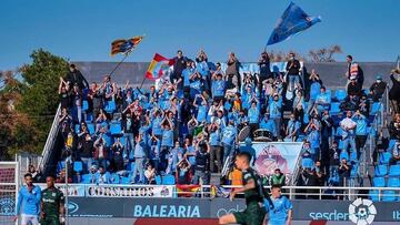 Un grupo de aficionados de la UD Ibiza animan durante un partido.