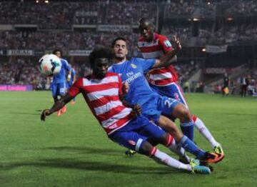 Segunda jornada Liga Bbva. Granada - Real Madrid. Isco entre Diakhate y Nyom.