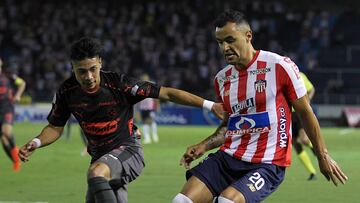 Marlon Piedrahita ante la marca de Brayan Castrill&oacute;n en el partido entre Junior y Medell&iacute;n por la fecha 3 de la Liga &Aacute;guila I-2019.