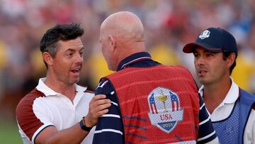 McIlroy y LaCava, en el green del 18.