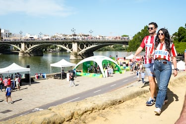 Imágenes de las aficiones del Atlético de Madrid y Real Sociedad en las calles de Sevilla a horas de disputarse la Final de la Copa del Rey.