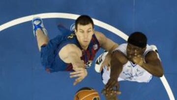 <b>MUY GRANDE. </b>Fran Vázquez, junto a Ndong y Lorbek, no tienen respuesta en el resto de equipos.